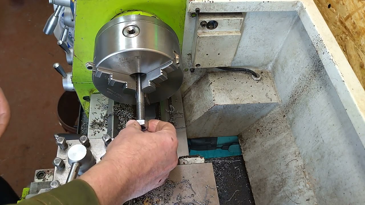 Токарный станок CJM 280. Шпилька крепления головки блока.