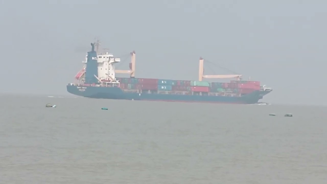 হুগলী নদী দিয়ে বড়ো জাহাজ যাবার পরে নদীর তীরে অবস্থা কেমন হয় দেখ /Big ship