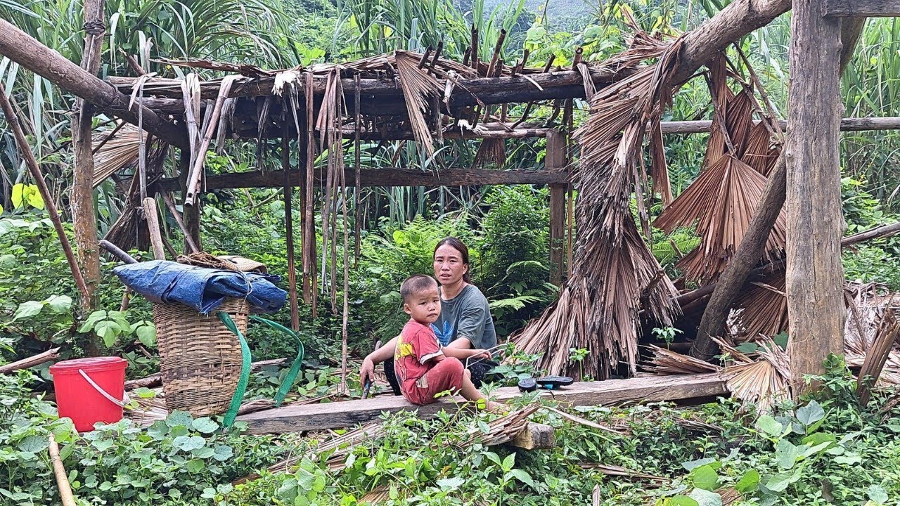 The single mother fainted after many days of continuous efforts to build the house