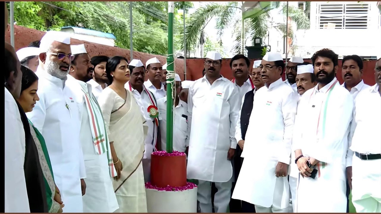 APCC chief YS Sharmila hoisting the flag on the occasion of Independence Day at Andhra Ratna Bhavan.