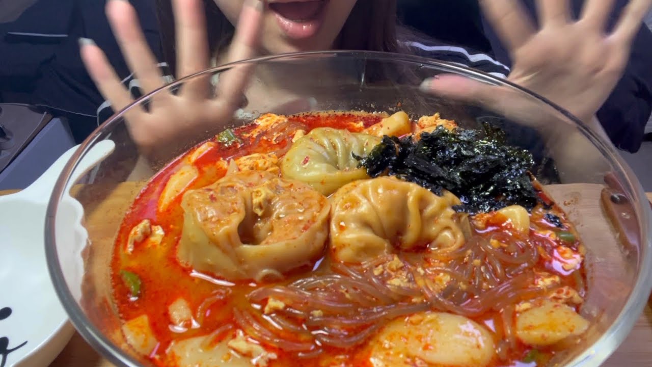 얼큰 떡만둣국에 당면 퐁당