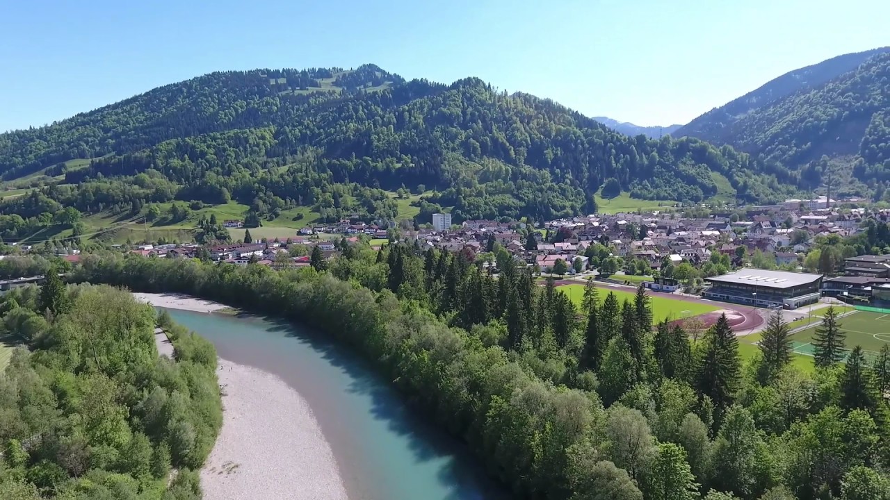 Drohnenflug: Stadt, Land, Fluss