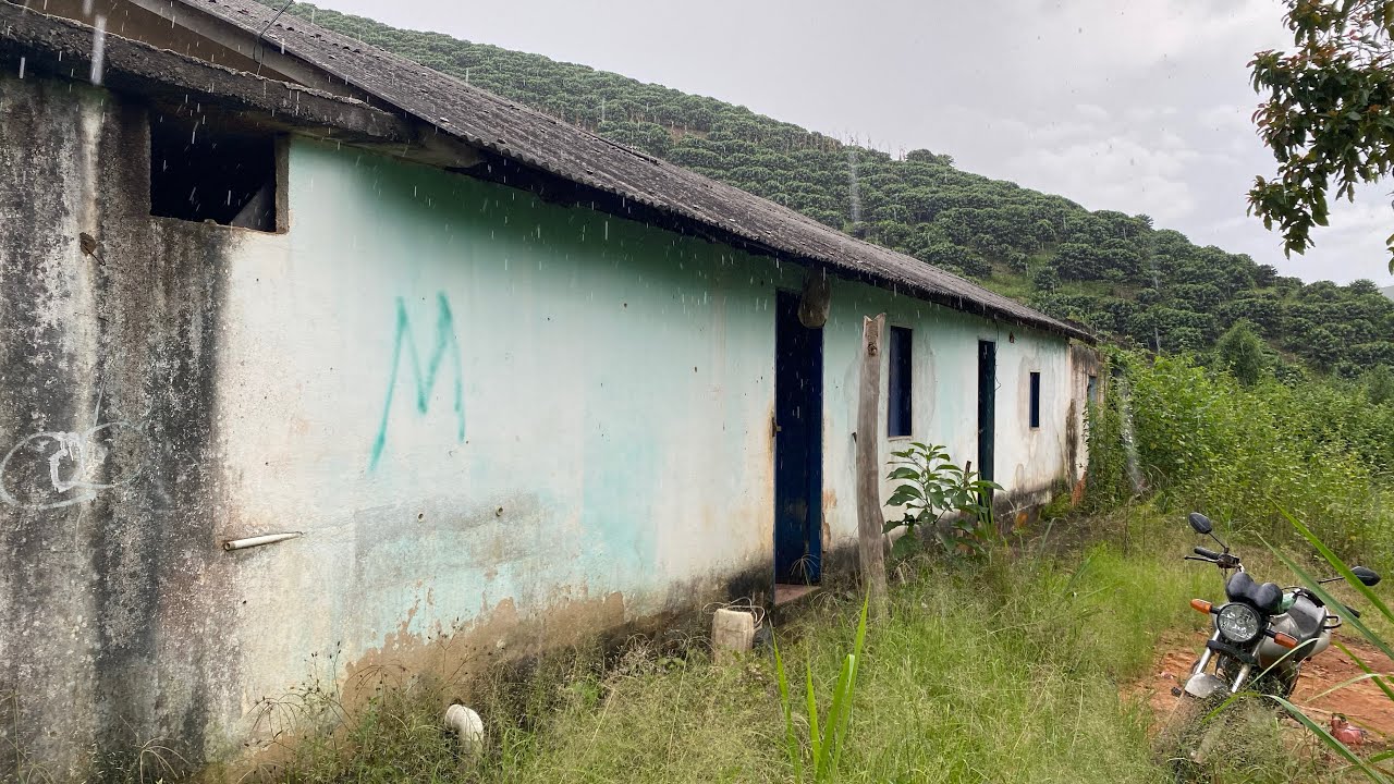O TRABALHO DE HOJE FOI NESSA CASA ABANDONADA 