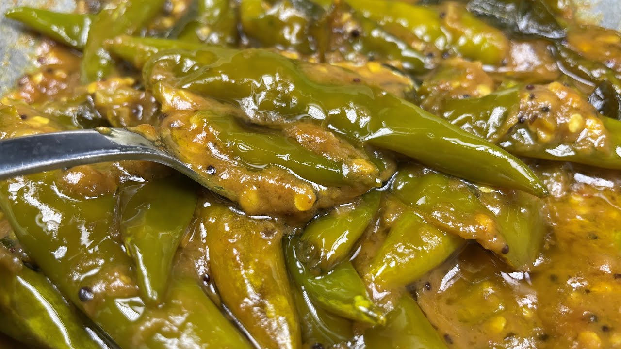 நாவின் சுவையை சுண்டி இழுக்கும் புளி மிளகாய் தொக்கு - Green Chilli Pickle Recipe In Tamil!!
