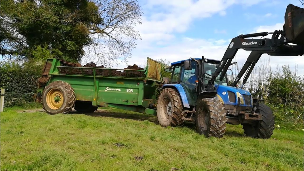 Spreading muck 2018 New Holland TL100 and Samsung muck spreader
