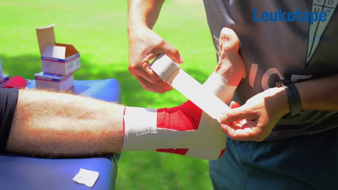 Leukotape® Aplicación vendaje preventivo de tobillo.