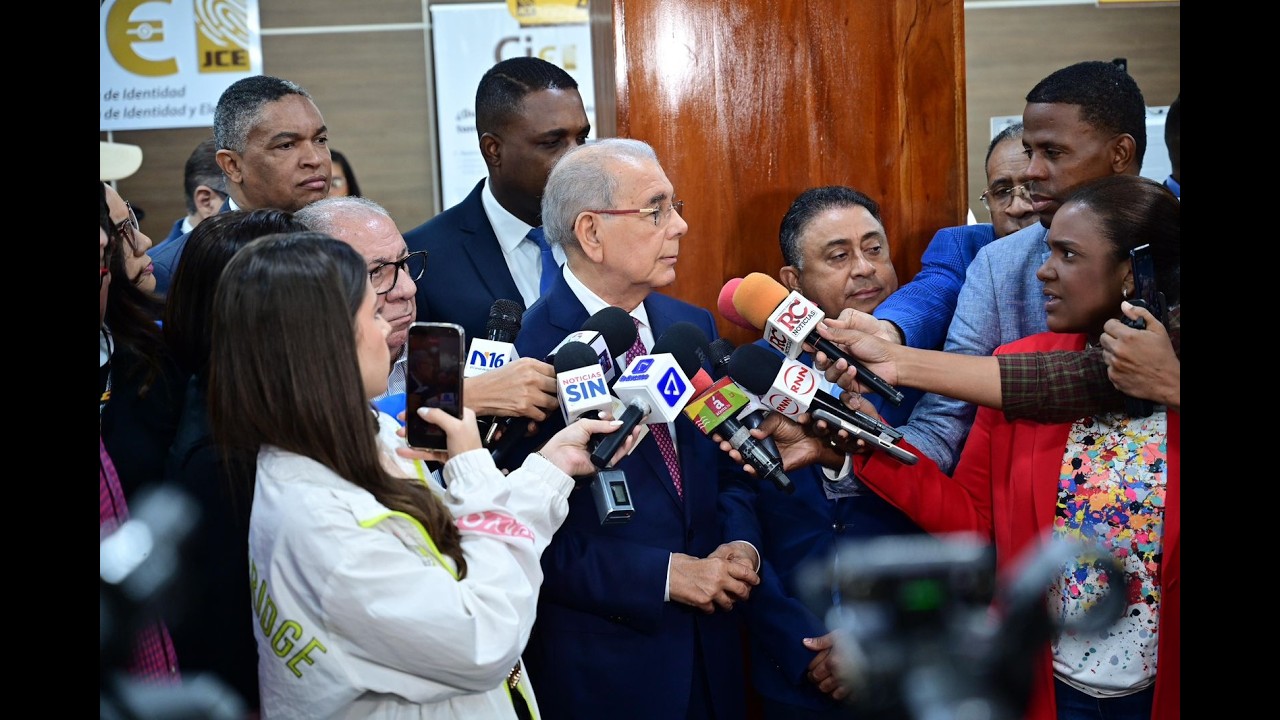 MI OPINION , DANILO MEDINA LLAMA AL PRESIDENE LUIS ABINADER LENTO EN LAS EJECUTORIAS DEL ESTADO