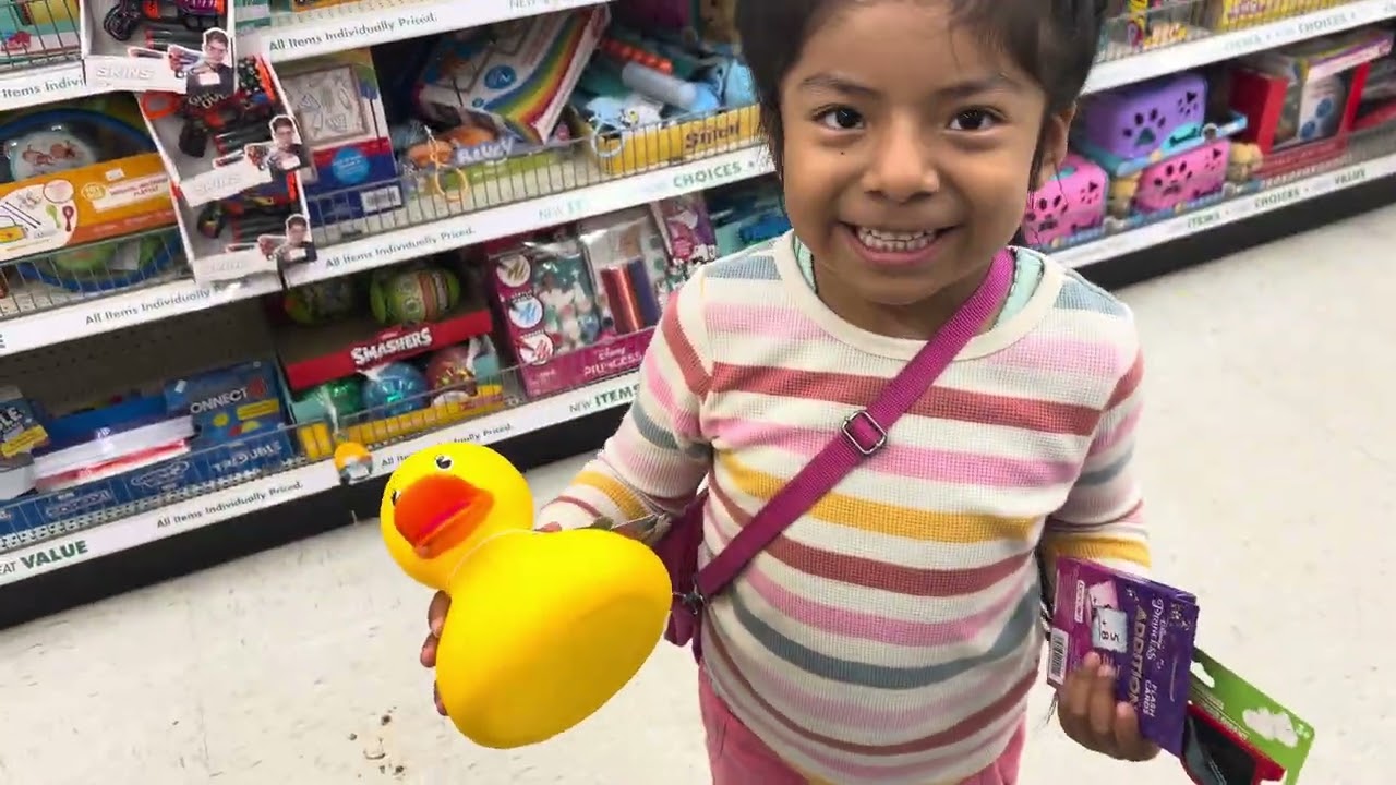 Aquí venimos ala tienda aver que puede comprar con 5 dólares mi nena suscríbete apollenme 