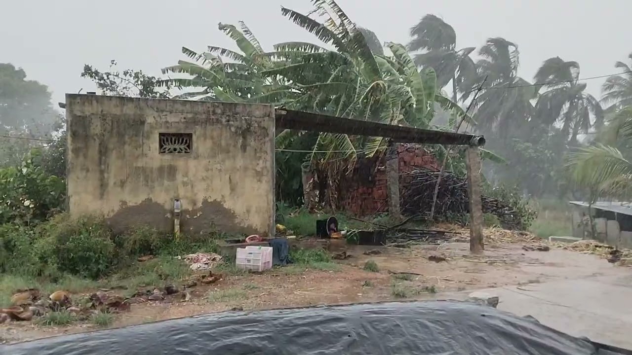 చిత్తూరు జిల్లా సోమల మండలంలో ఉరుములు మెరుపులు వడగళ్ళుతో కూడిన వర్షం