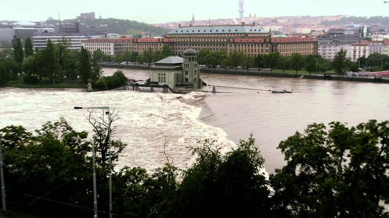 Floods in Prague - Panasonic GH3 in the rain - longer version