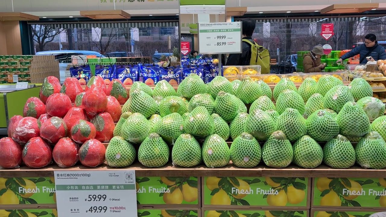 Shopping at high-end supermarket in Beijing, the quality is high, but the prices are also high