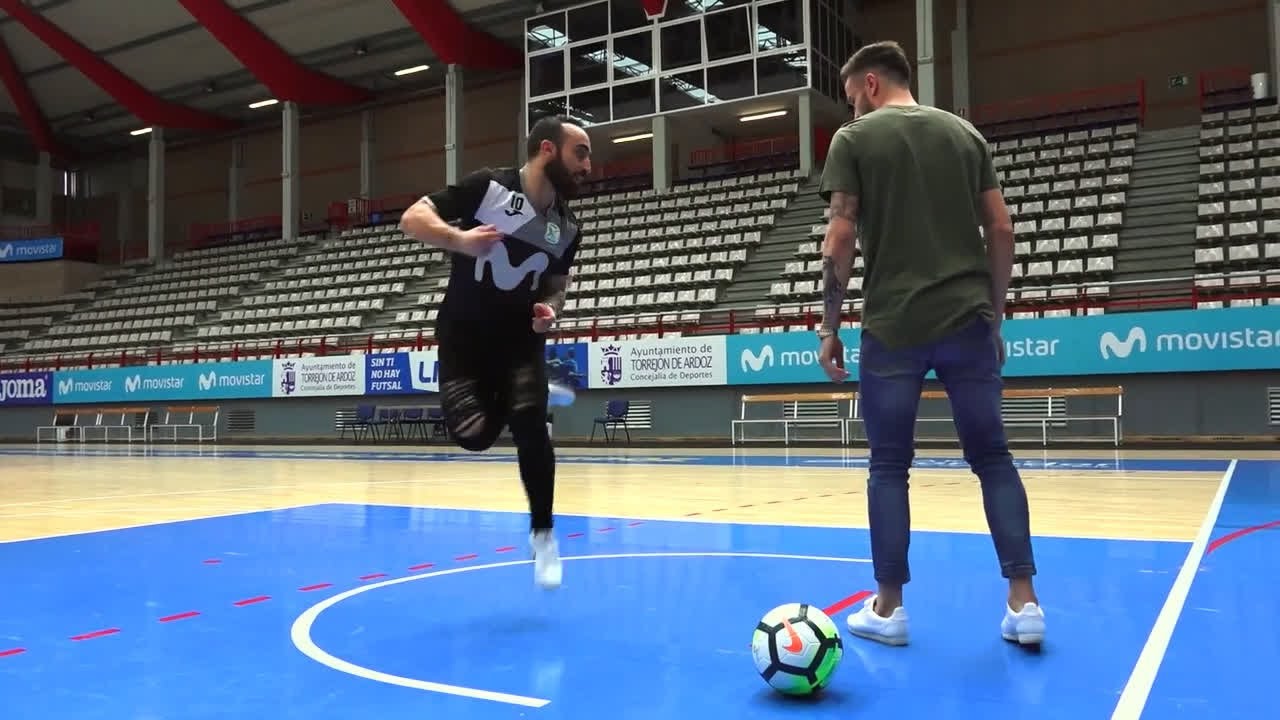 Saúl aprende de la magia de Ricardinho
