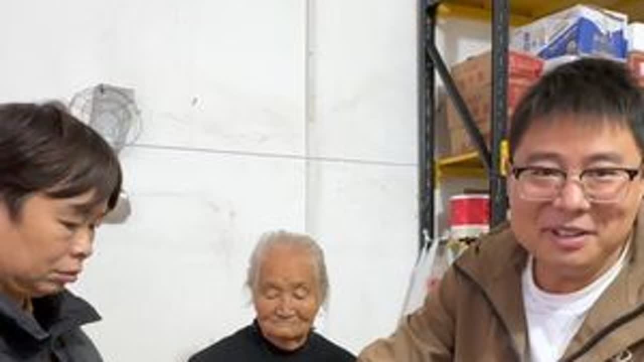 最近这个兰州拉面可火了，5分钟就能吃到一碗清真口味的拉面，分量也多