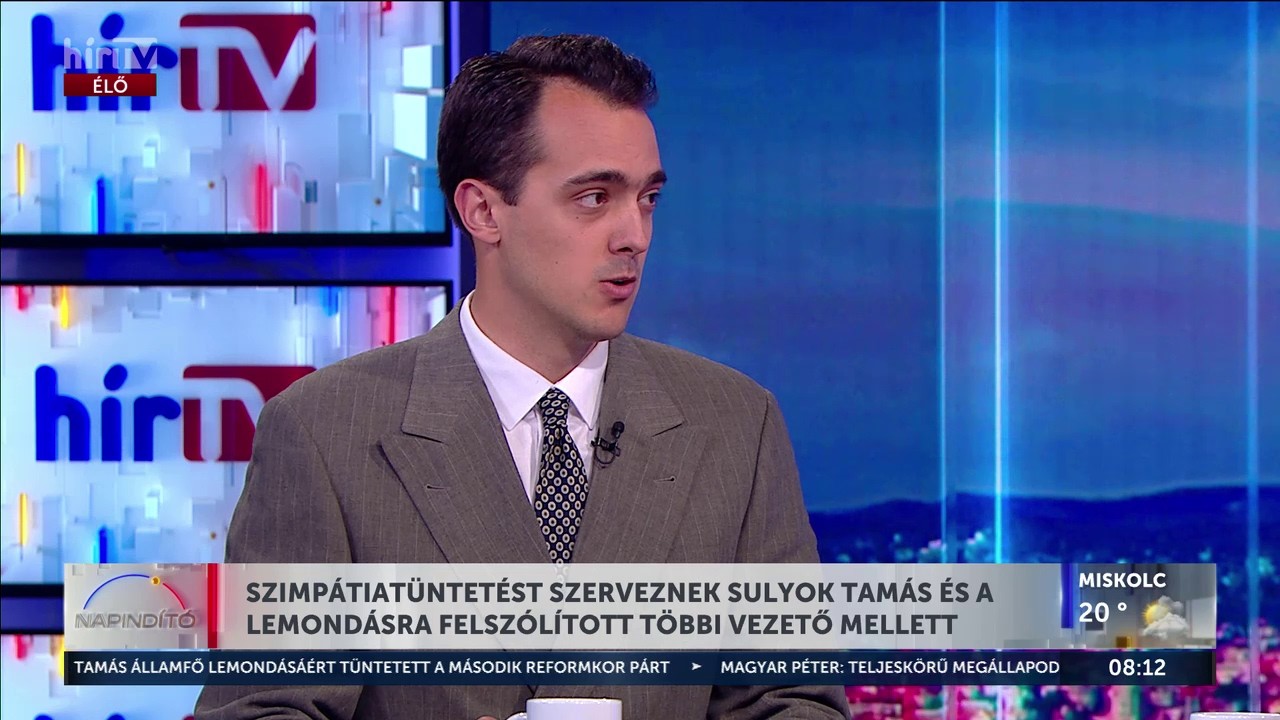 Szimp&aacute;tiat&uuml;ntet&eacute;st szerveznek Sulyok Tam&aacute;s &eacute;s a lemond&aacute;sra felsz&oacute;l&iacute;tott t&ouml;bbi vezető mellett - H&iacute;rTV