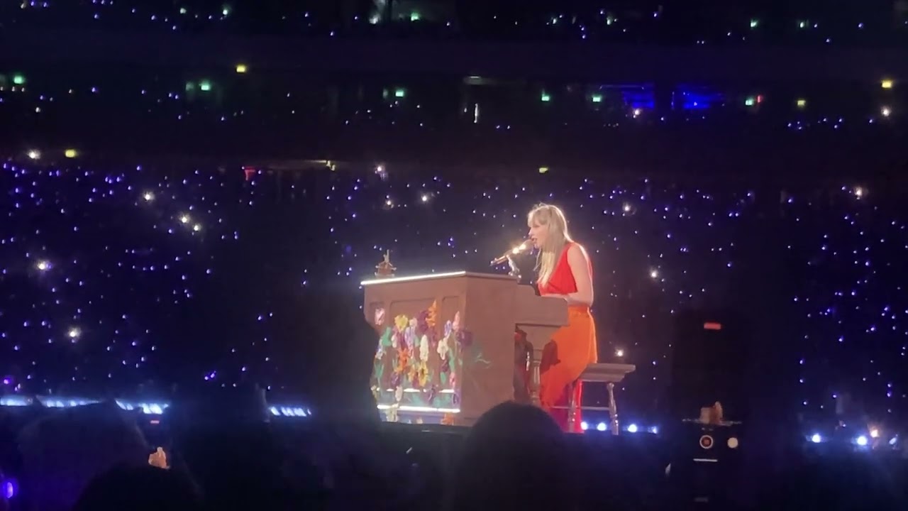 Taylor Swift Red/Maroon mashup @ Warsaw 8/2 N2