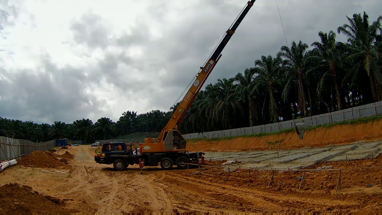 Kren Kato 20tan layan Konkrit lantai di Felda Lepar 4