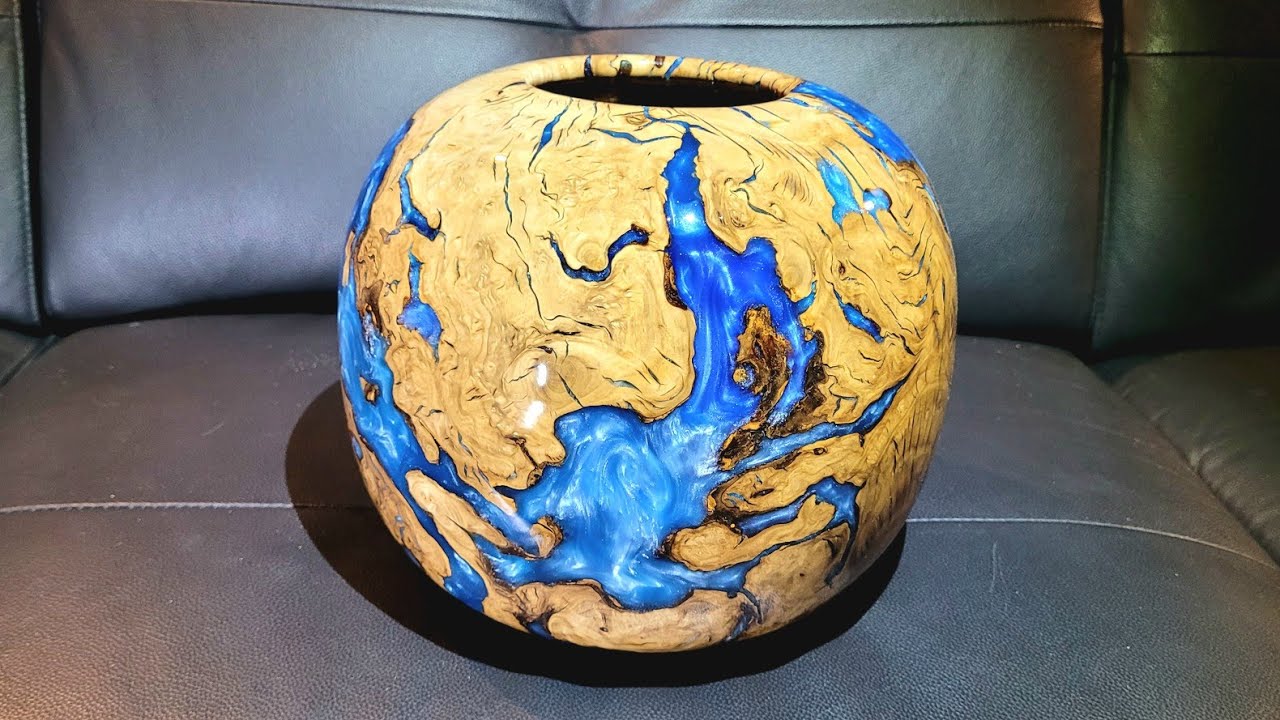 tournage d'un vase boule dans une racine d'olivier avec résine époxy bleue nacrée, woodturning