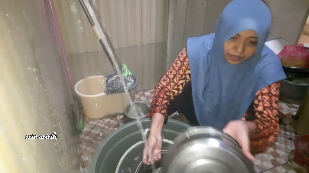 (Bersih-bersih rumah)part 2:gosok2 terus pancinya sampe kinclong..rutinitas sehari2 IRT