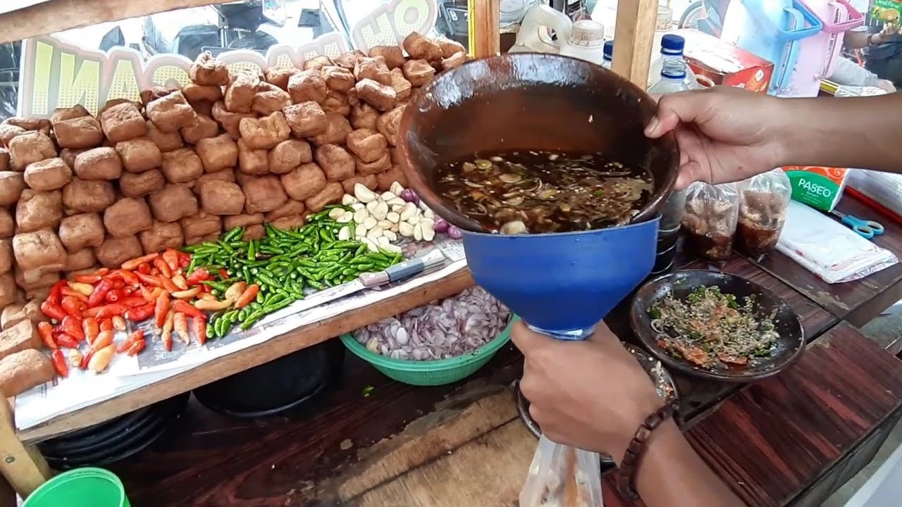 OMG TAHU GEJROT KUAH BERJIBUN DITUANGNYA PAKAI CORONG BESAR !!! OH MAS GANI - INDONESIAN STREET FOOD