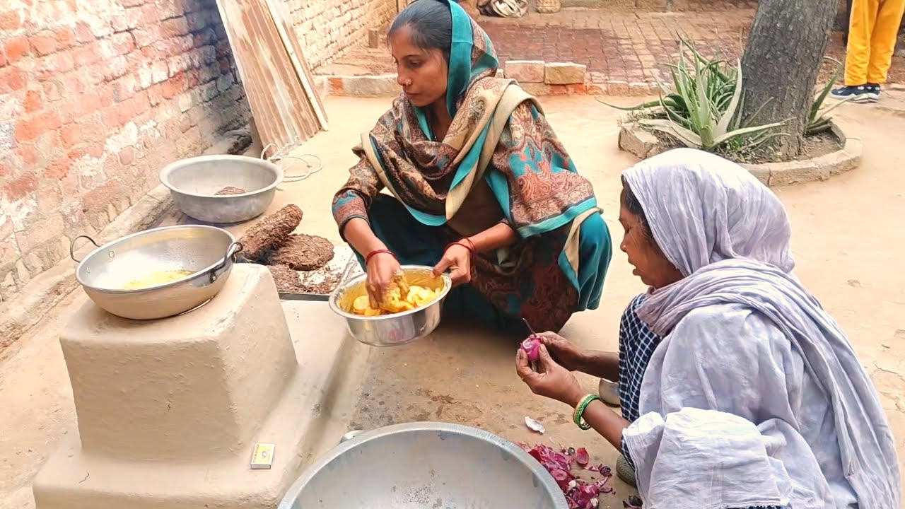 गांव में चूल्हे पर बना देसी खाना 🔥 | Village Life Family Vlog | देसी स्वाद👩‍🌾