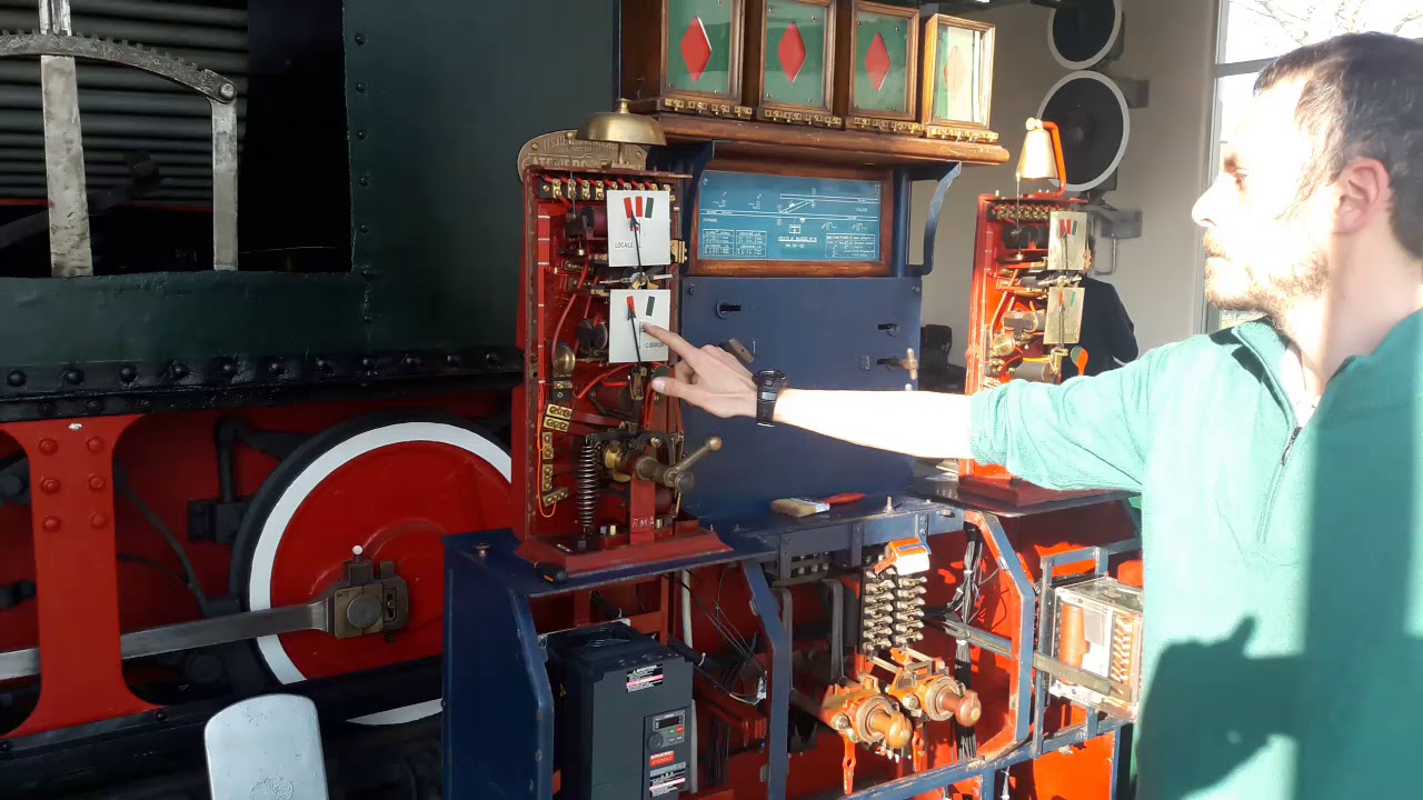 Collaudi elettromeccanici in corso al banco leve e chiavi  del Museo della Scienza di Milano