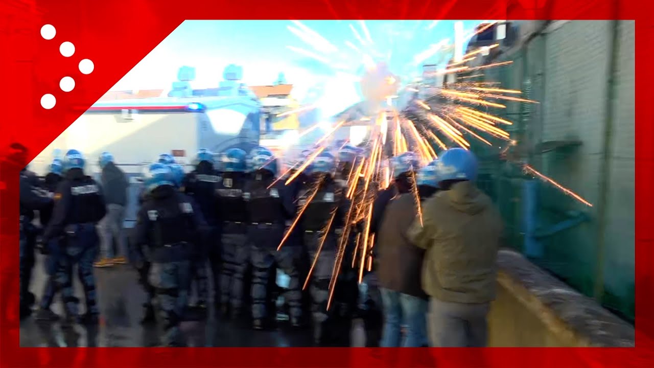 Vicenza, ancora incidenti: manifestanti sparano fuochi d'artificio verso le forze di polizia