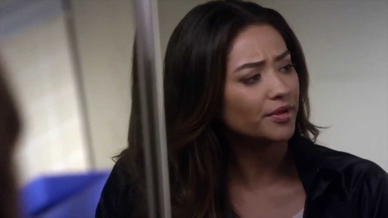 Sneak Peak | Emily Confronts Paige 4x23 Pretty Little Liars