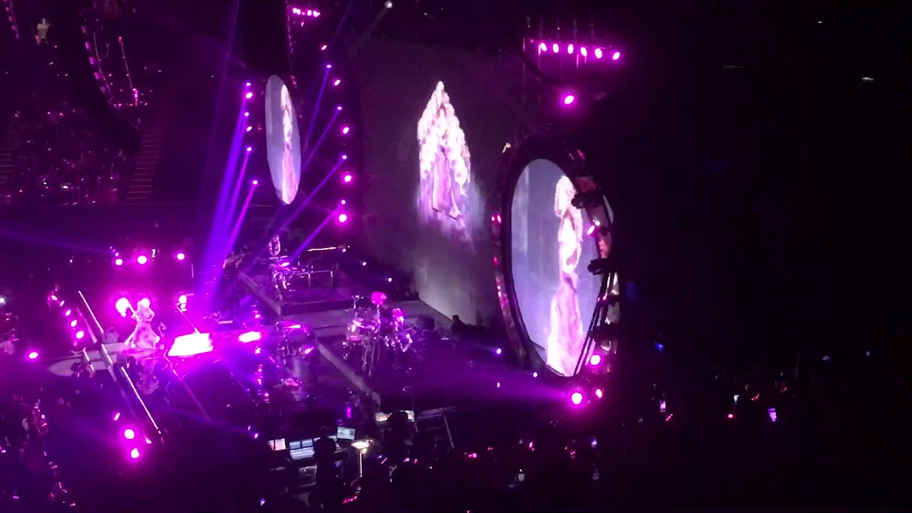 Shakira ft. Wyclef - Hips Don't Lie- Live at The Forum
