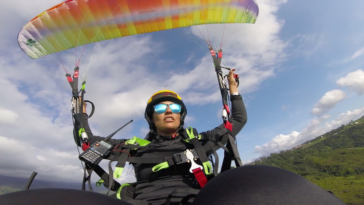 Como hacer orejas en un Parapente (Big Ears) - Nathalia Pinzón - Parapente Colombia - BGD - Escuela
