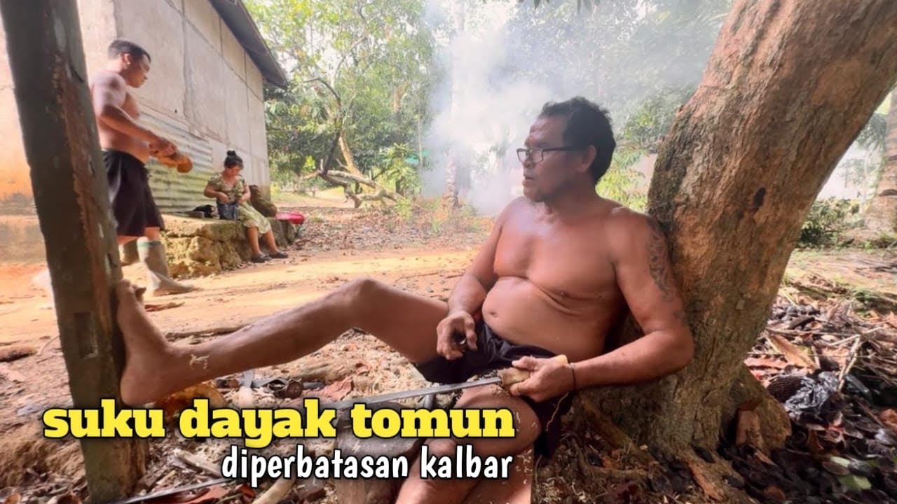 Konon suku dayak dapat membuat parang cukup menggunakan jari