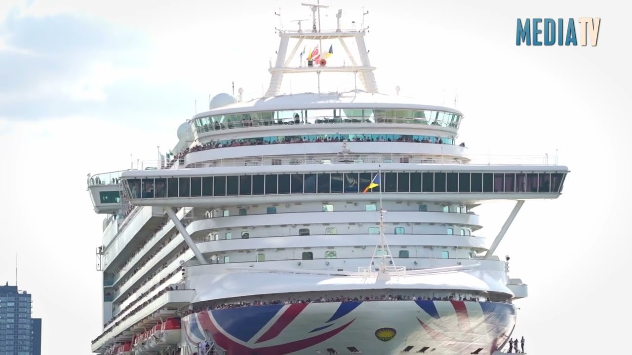 Demonstranten Extinction Rebellion blokkeren aankomst cruiseschip met kano's Nieuwe Maas Rotterdam