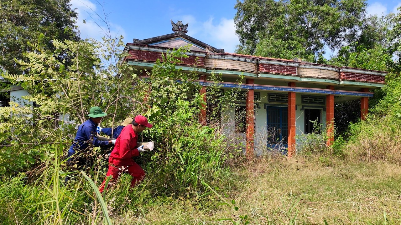 Rescuing a MYSTERIOUS House ISOLATED in an ABANDONED Field