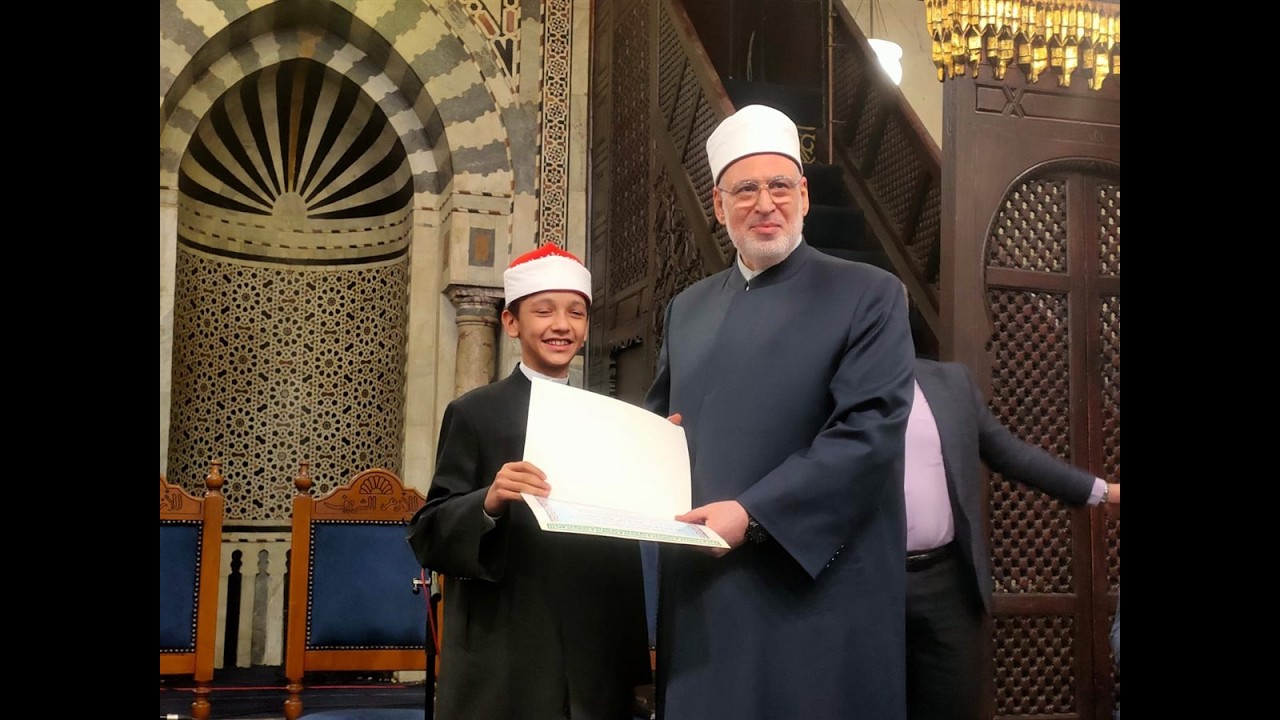الطفل الشيخ عمر، يؤم المصلين بالجامع الأزهر خلال شهر رمضان 1447 هجرية، بارك الله تعالى فيه ووالديه.