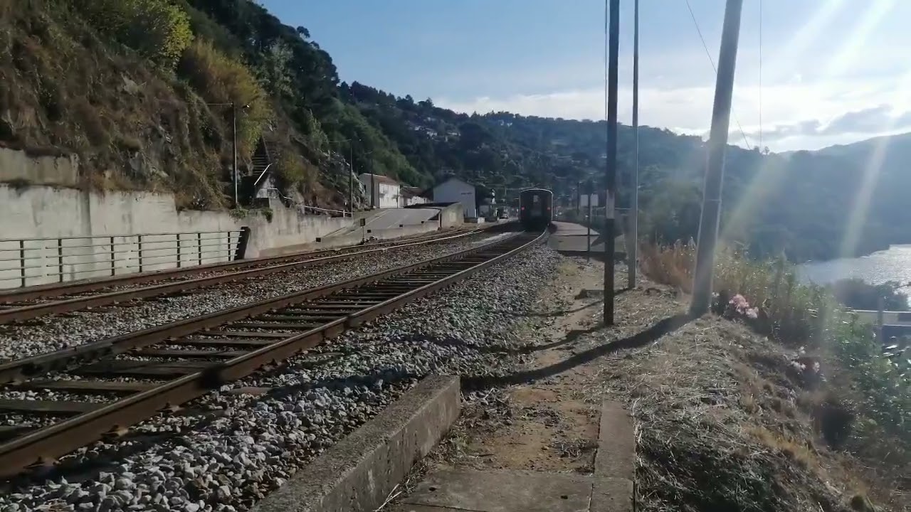 Vários Comboios na estação Mosteirô, Linha do Douro em  2021 09 22