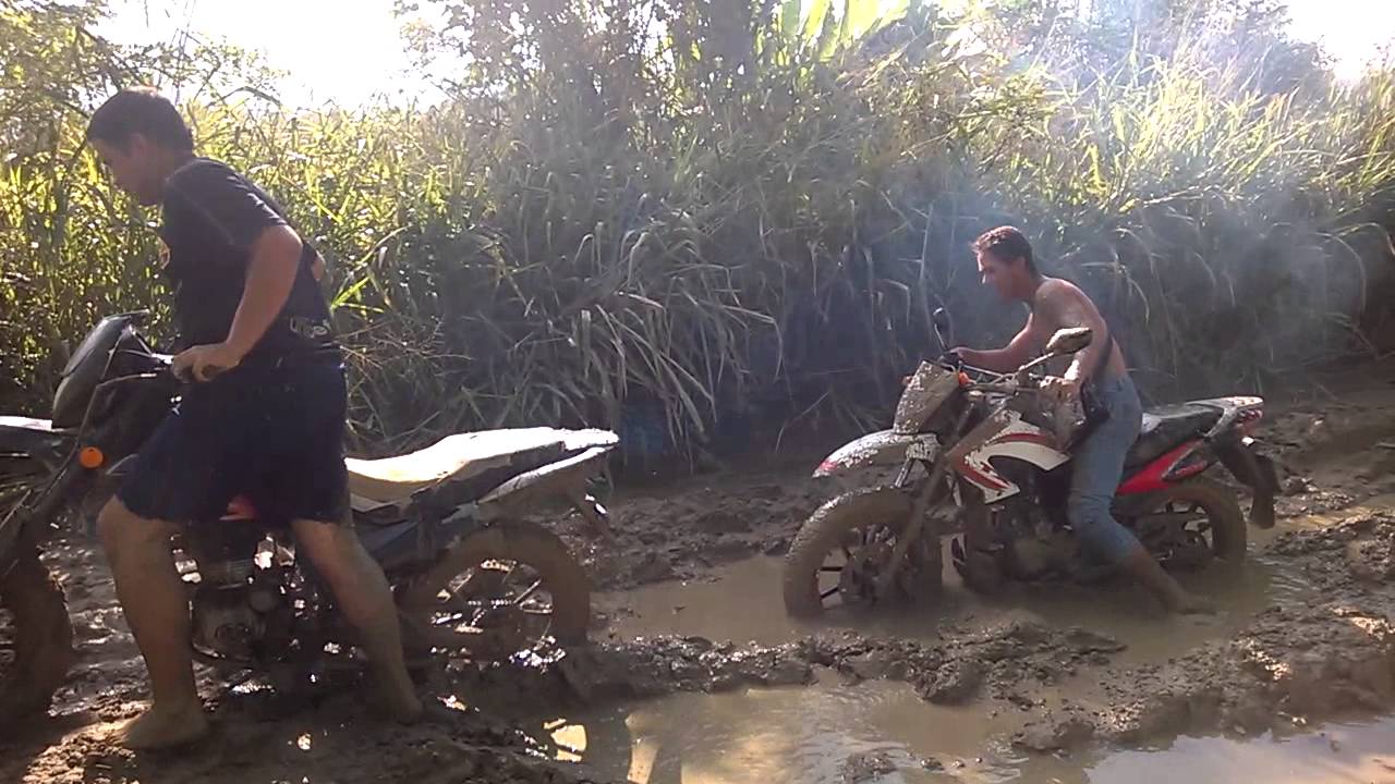 Motos Fangueando barro, Tx 200 Emprire vs Dt 200 Bera. solo en Venezuela