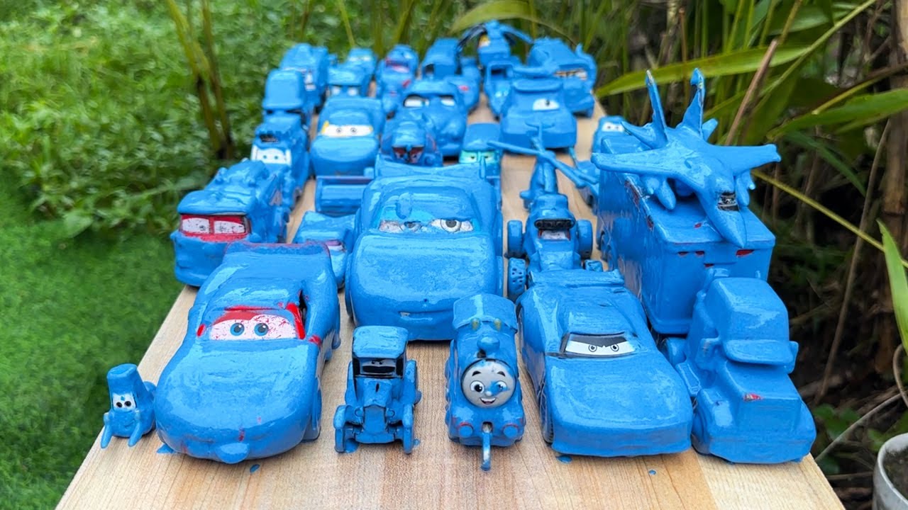 Clean up the blue muddy minicar & disney car convoy🏎🚗! Play in the garden