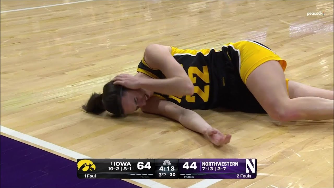 🤕 Caitlin Clark SHAKEN UP After ELBOW To Head/Ear On Made Shot, NO FOUL Called | #3 Iowa Hawkeyes