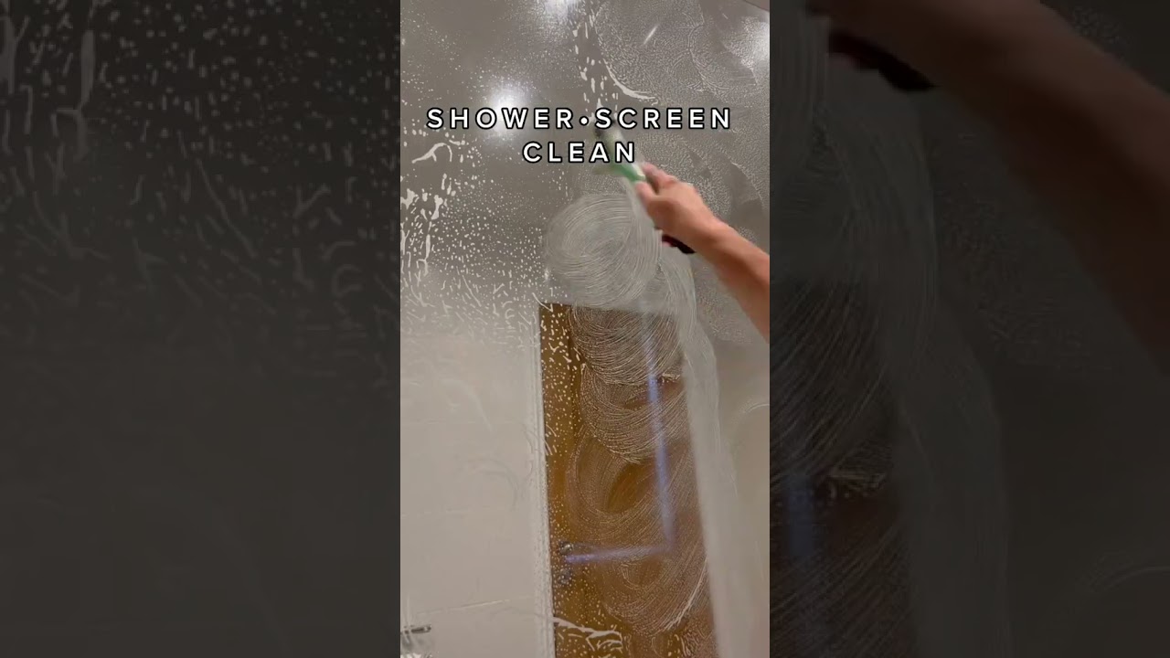 Limescale removal 🙌🏼 Ever wondered how to get rid of the annoying limescale on your shower screen?