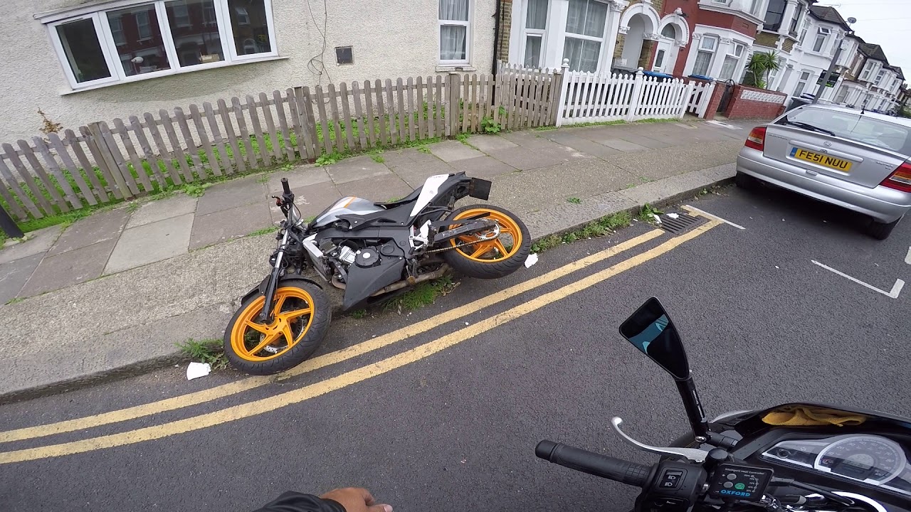 MOTO ABANDONADA E NINGU&Eacute;M COLOCA A M&Atilde;O