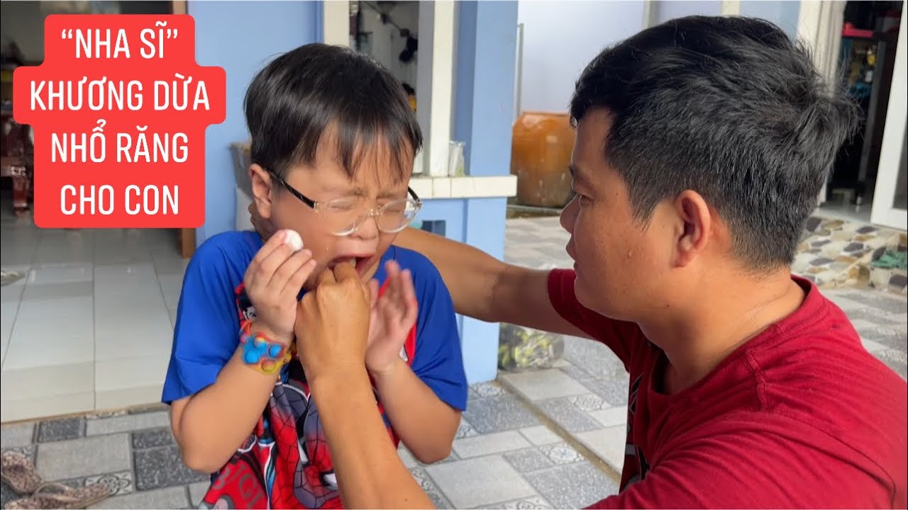 “Nha sĩ” Khương Dừa nhổ răng cho Thế Dĩnh, cha hay con can đảm hơn?