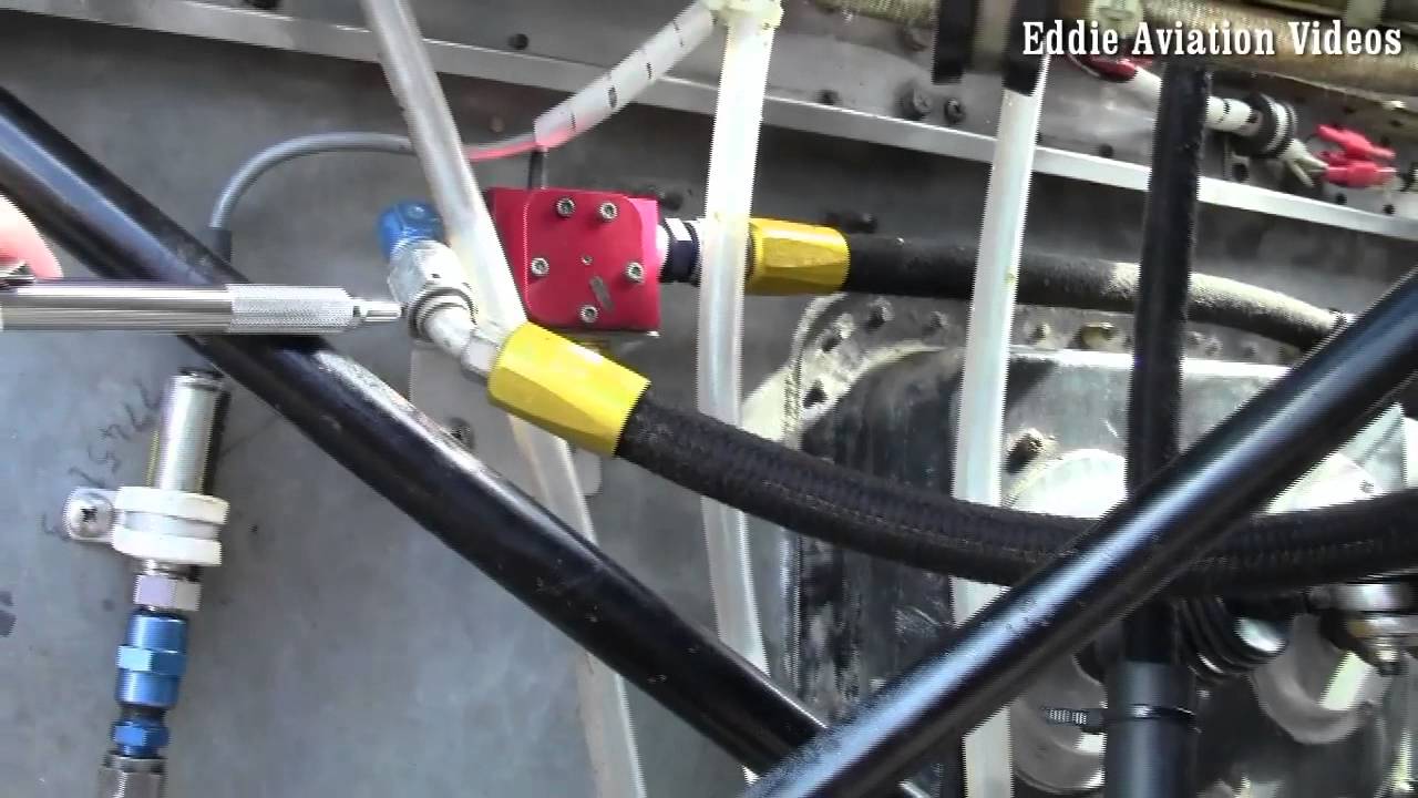 Como funciona el sistema de combustible en un avion de entrenamiento PA38 mov