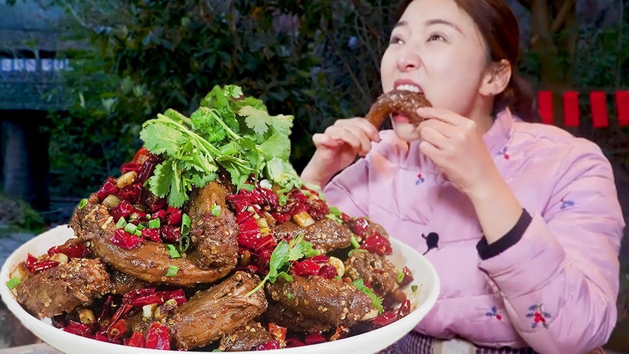 孩子開學啦，小雨做麻辣鴨脖來慶祝，又麻又辣，用手拿著啃超過癮!【市民朱小雨】