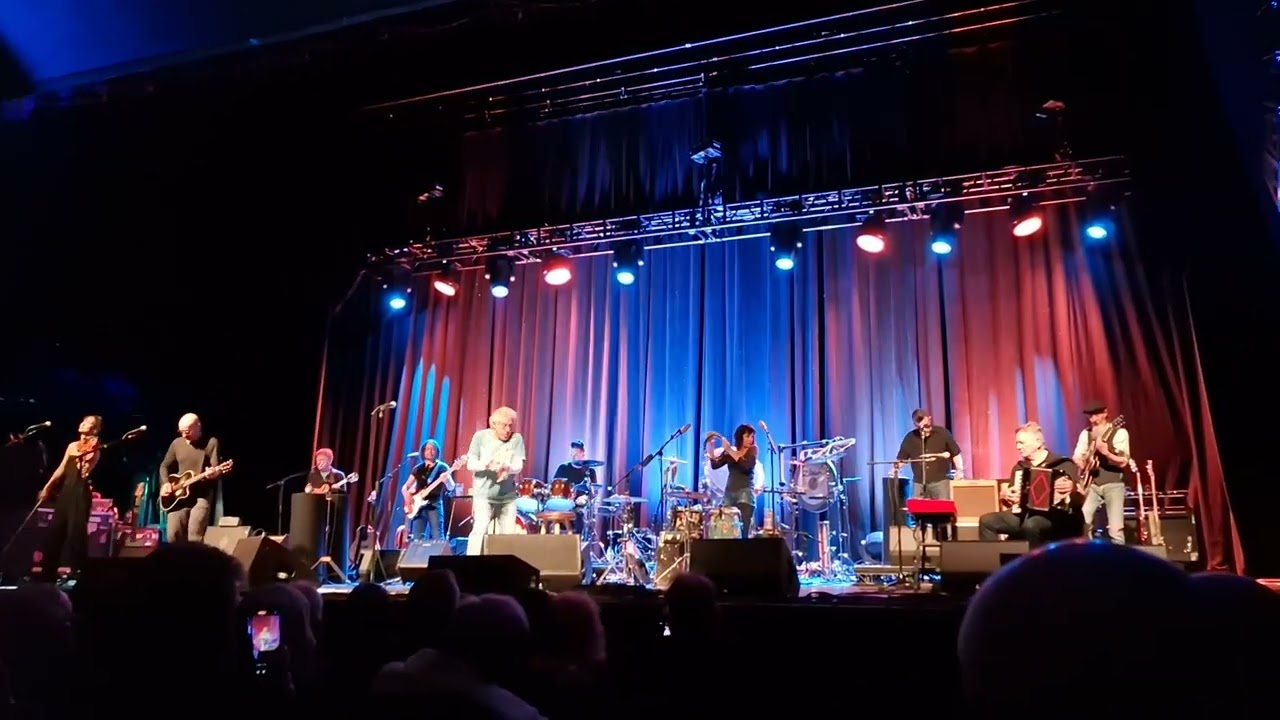 ROGER DALTREY ALIVE AND KICKING TOUR Day's Of Light CLIFFS PAVILION SOUTHEND ESSEX 23/4/2025