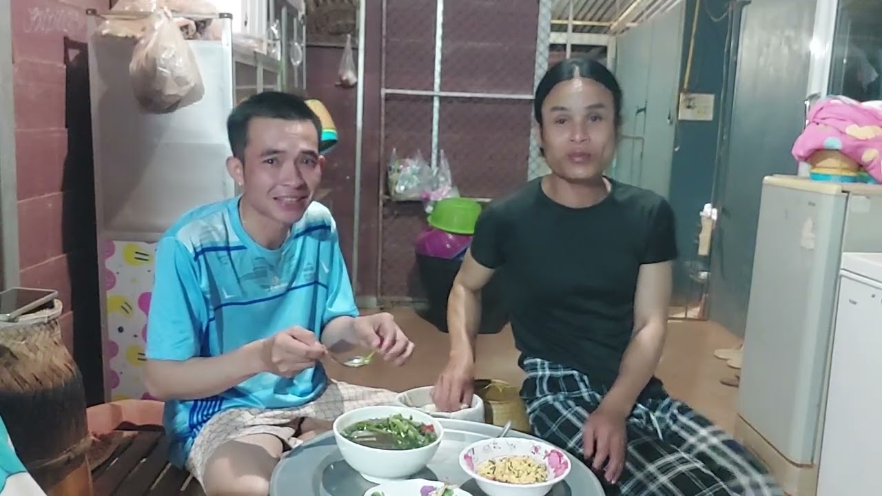 ผัวแกงไข่มดแดงใส่ดอกผักบั่วให้กินจ้า