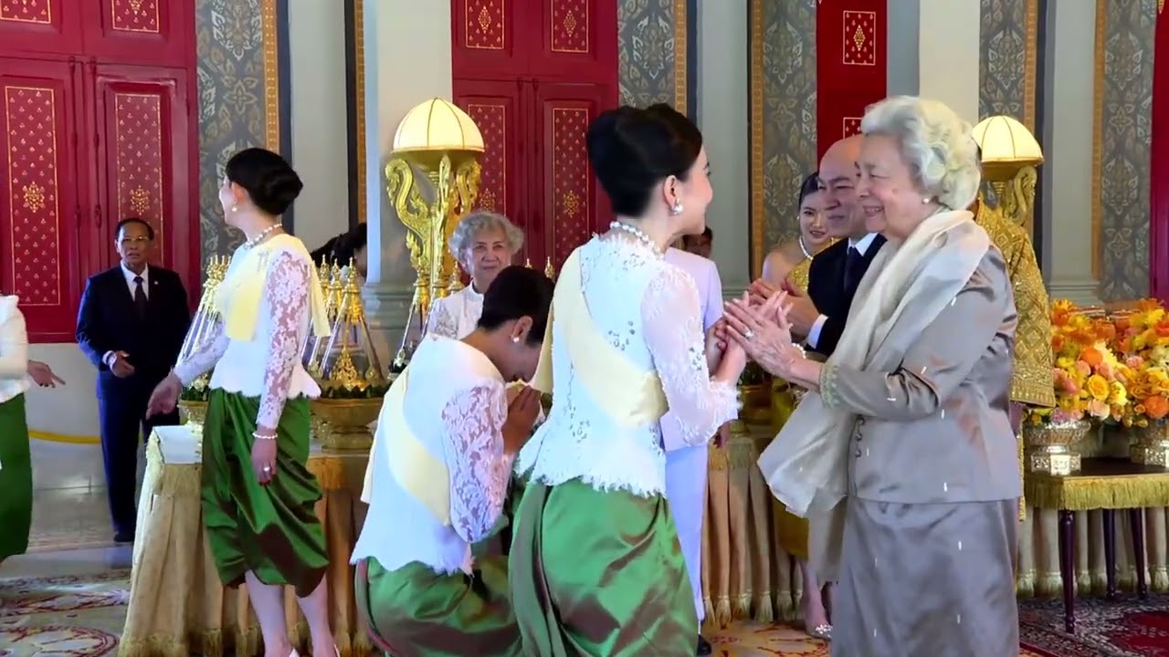 ព្រះមហាក្សត្រ និងសម្តេចព្រះមហាក្សត្រី ប្រោសព្រះរាជទានពរជ័យបុត្រី និងបុត្រសន្និសាសម្តេចក្រុមព្រះ