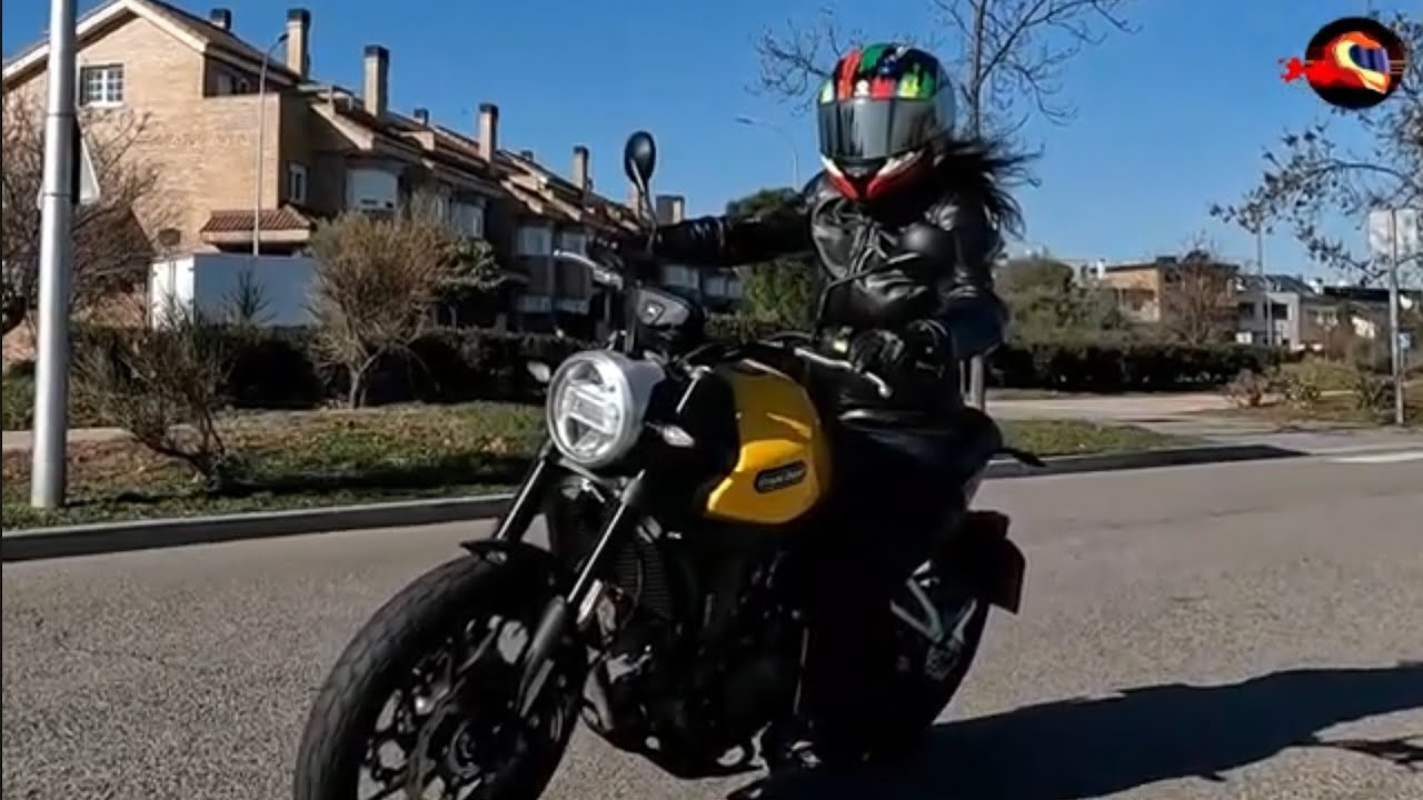 En moto con Elena Calleja: Prueba Macbor Eight Mile 500 Str 2023