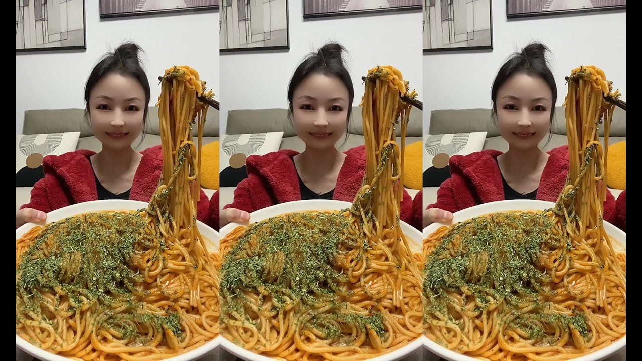 CHINESE MUKBANG SWEETFOOD,CAKE EATING SHOW EATING SPICY NOODLES YummyMukbang