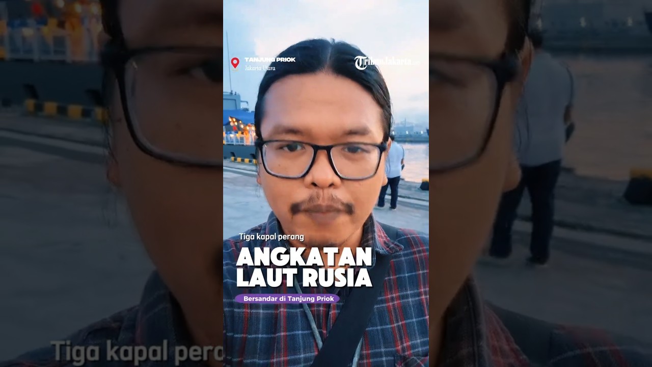 Melihat dari Dekat Kapal Perang dan Kapal Selam Angkatan Laut Rusia yang Bersandar di Tanjung Priok