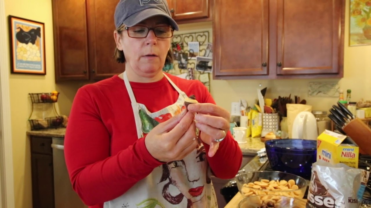 Making Acorn Treats for the Holidays - FakeCorns - Hersheys!
