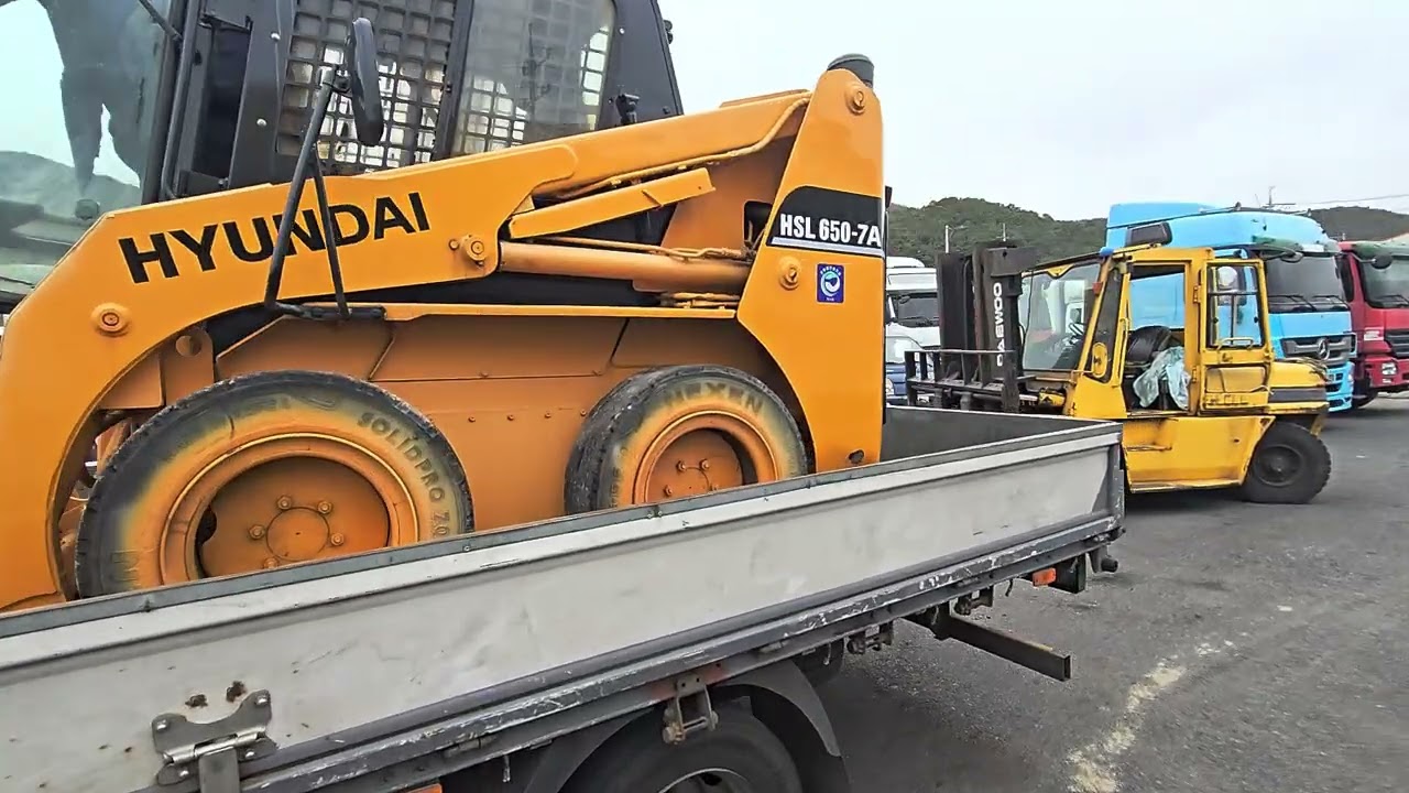 Hyundai Mini Loader HSL650. Export shipment